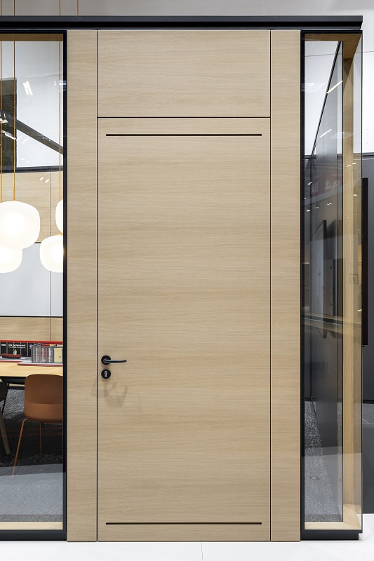 Bei der&nbsp;fecotür Air erfolgt der Luftaustausch über schlanke Schlitzfugen im oberen und unteren Bereich des Türblatts