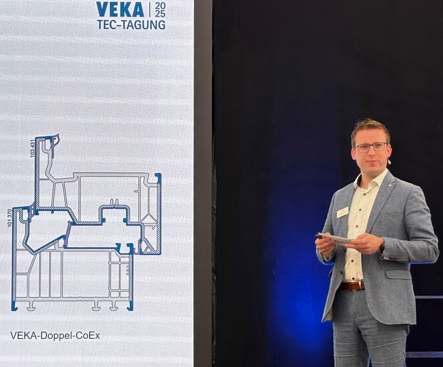 Produktmanager Christoph Seebröker stellte das neue Profilsystem Pure 82 vor, das auf intelligente Materialnutzung, nachhaltige Produktion und modernes Design setzt.