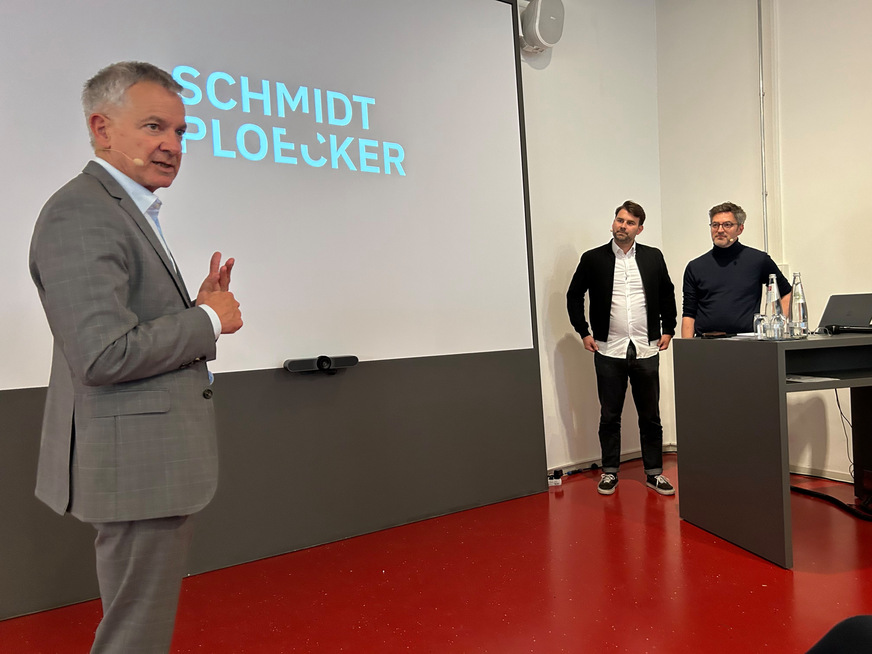 Christian Mettlach (l.) begrüßt Sebastian Schuster und Alexander Dill von Schmidt Plöcker Architekten