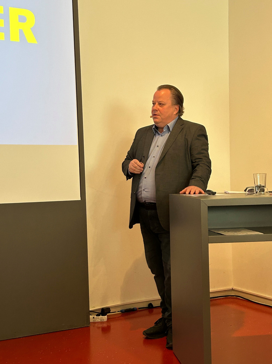 Thomas Blacher, der Geschäftsführer der Heidenbauer Aluminium GmbH, stellte das Projekt der Revitalisierung des Omegahauses in Offenbach vor.