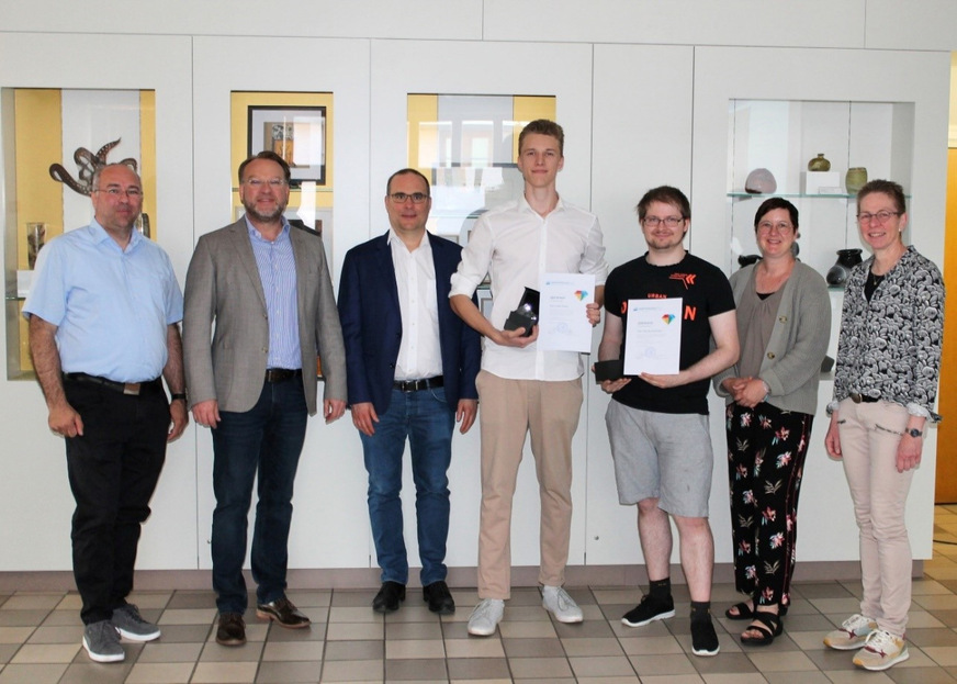 Geehrt wurden u.a. Julius Kautz (Mitte) und Dennis Kaufmann (2. rechts) waren diesmal unter den Jahrgangsbesten. Im Bild fehlen Leandra Niemann und&nbsp;Robin Jünemann.