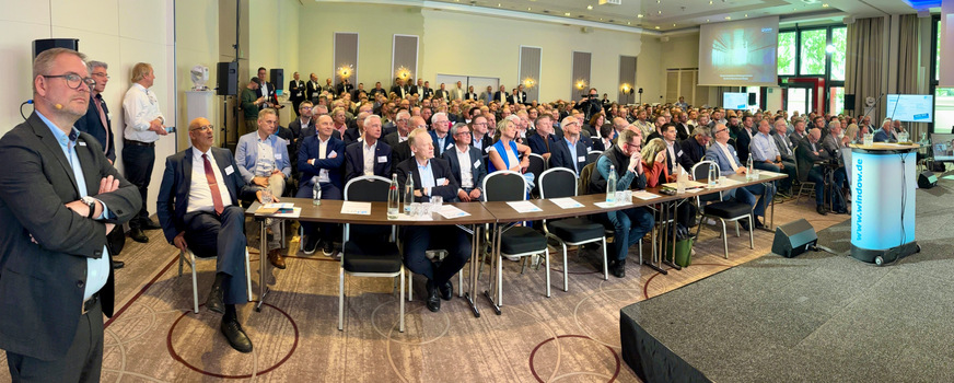 Der Saal war mehr als gut besetzt – den Vorträgen wurden auch im Stehen zugehört.&nbsp;