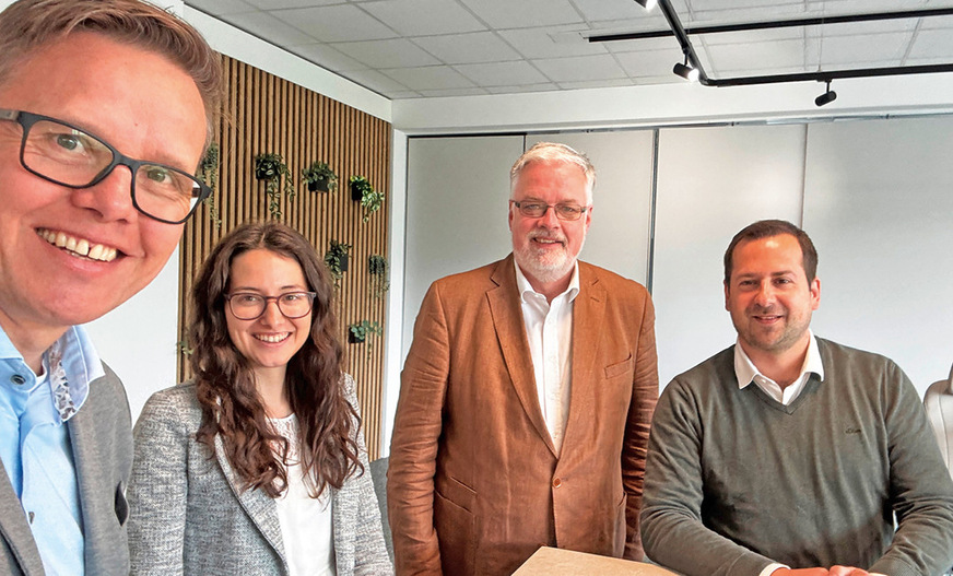 Herzlicher Empfang am Continental-Standort in Weißbach: Chefredakteur ­Daniel Mund wird begrüßt von Nina ­Feger (Produktmanagerin Exterior), Axel Schmidt und Andreas Grüb.