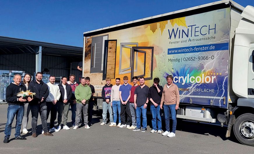 Gelebte Partnerschaft: Neue Auszubildende und Entwickler von Klaes bekamen von Georg Henzgen (r.) und Stephan Lenz (l.) wichtige Einblicke in die Fensterwelt.