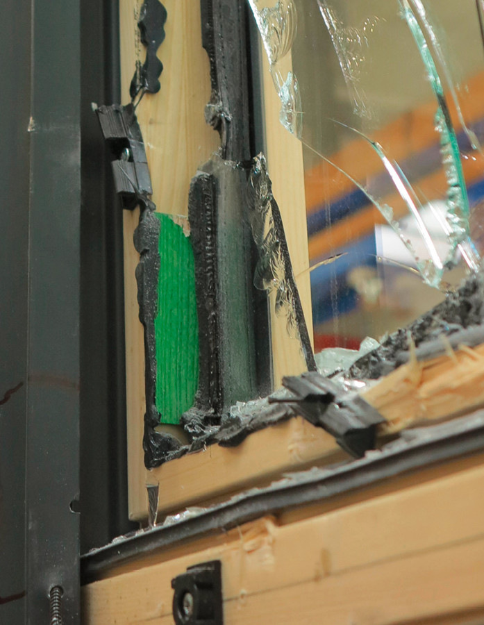 Abbildung 2: fehlender Klebstoff in der Glasfalztiefe