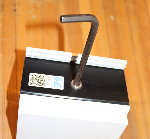 Die Bedienung des KVE-Systems erfolgt über eine Manipulationsschraube, die von außen zugänglich, aber in der Ansicht unsichtbar bleibt.