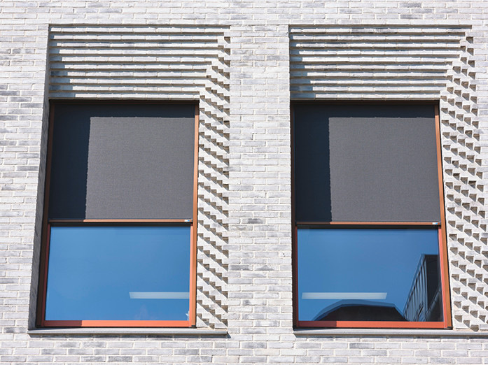 Die hochwertigen Aluminium-Führungsschienen und -Endleisten mit hwr-Pulverbeschichtung sind farblich ähnlich zu den Fenstern und Türen und unterstreichen das ausdrucksstarke Erscheinungsbild des Gebäudes.