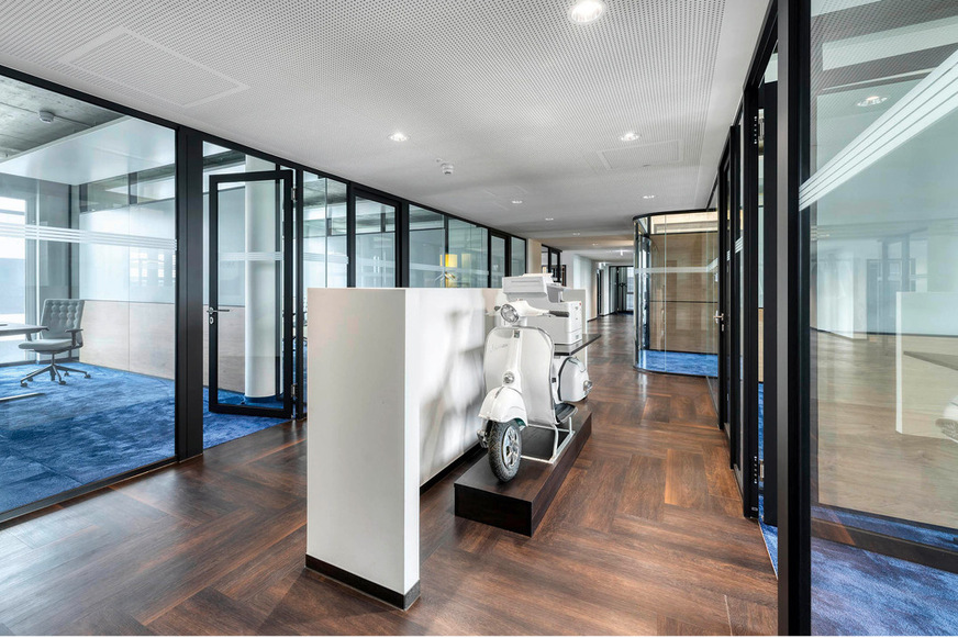 Kunstvoll gestaltet: Als Druckerstation dient hier ein Vespa-Roller.