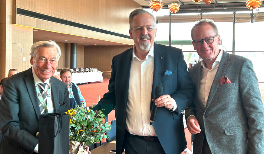 Hans-Joachim Arnold und Jochen Grönegräs gratulieren Günter Weidemann von Schollglas zum Geburtstag