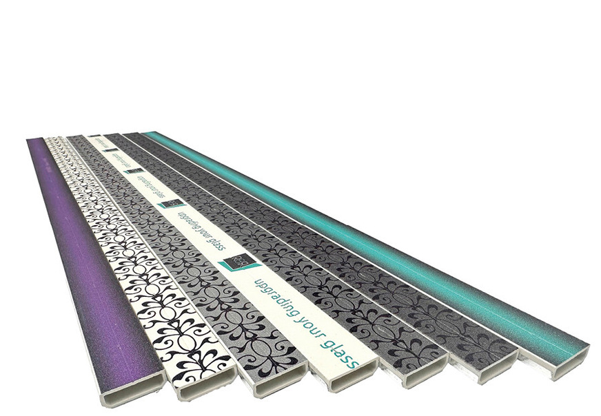 Auch filigrane Elemente wie Schriftzüge, Logos und Motive mit variierenden Glanzgraden lassen sich präzise und dauerhaft auf die Abstandhalter aufbringen.