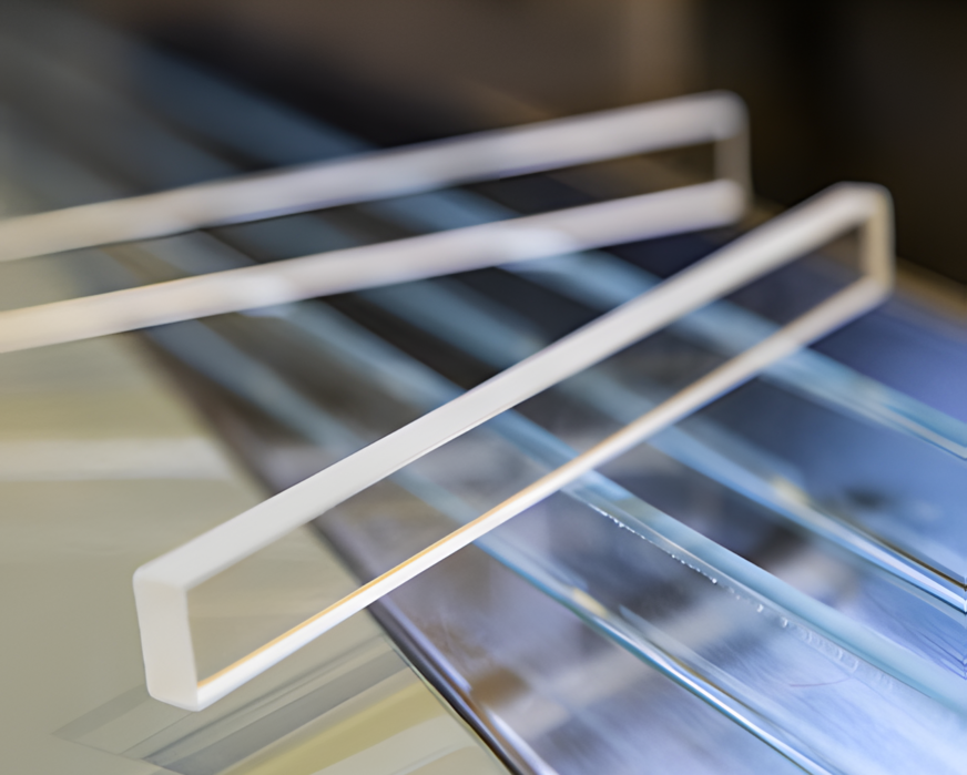 Die Glas-Spacer sind vollkommen transparent und werden mittel&nbsp;feuchtigkeitsbeständigem UV-Kleber appliziert.