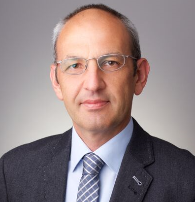 Ammon-Einkaufsleiter Rainer Benz schildert den Nutzen des Roto-Kundenportals für das Unternehmen und dessen Kunden: „Das Roto Kundenportal hat sich als wesentliche Kommunikationsplattform in der Zusammenarbeit zwischen Ammon und Roto etabliert. Unsere Einkäufer können Auftragsdaten, Bestellstatus und Belege zu jeder Zeit einsehen. Dies ermöglicht uns eine effiziente und transparente Abwicklung unserer Bestellungen zum Kunden. Auch unser Vertrieb nutzt das digitale Angebot intensiv, um unsere Verarbeiter jederzeit über Lieferungen und Materialverfügbarkeiten zu informieren. Wir freuen uns auf den weiteren Ausbau.