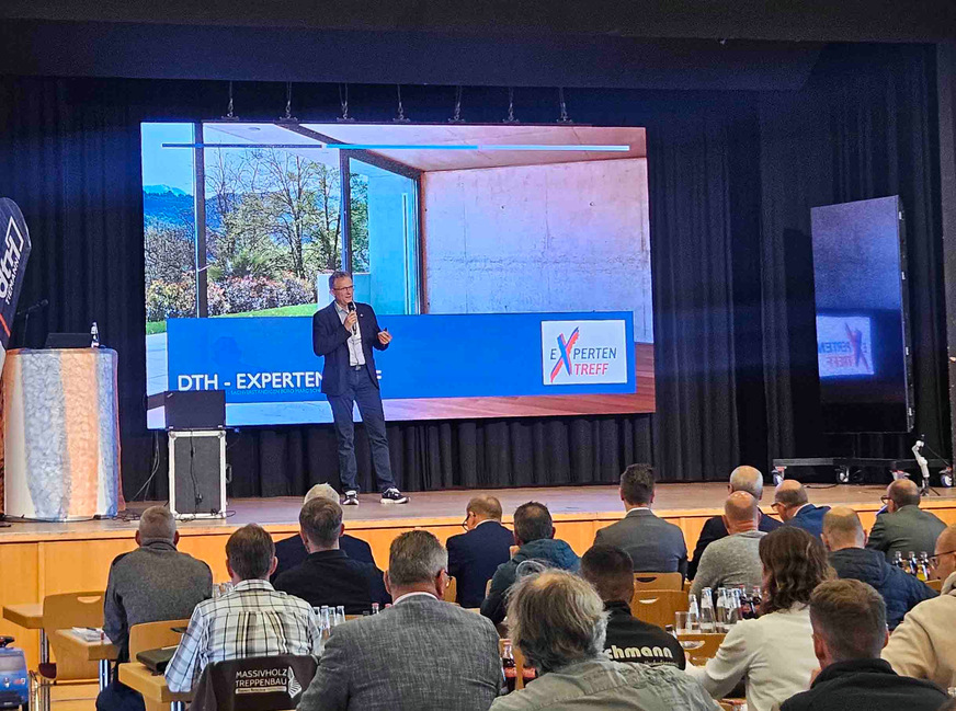 Marc Schütt machte mit dem praxisnahen Vortrag „Fenstertechnik im Detail oder wie schließe ich das Gewerkeloch?“ deutlich,was im Detail alles schiefgehen kann – und vor allem, wie man es verhindert.