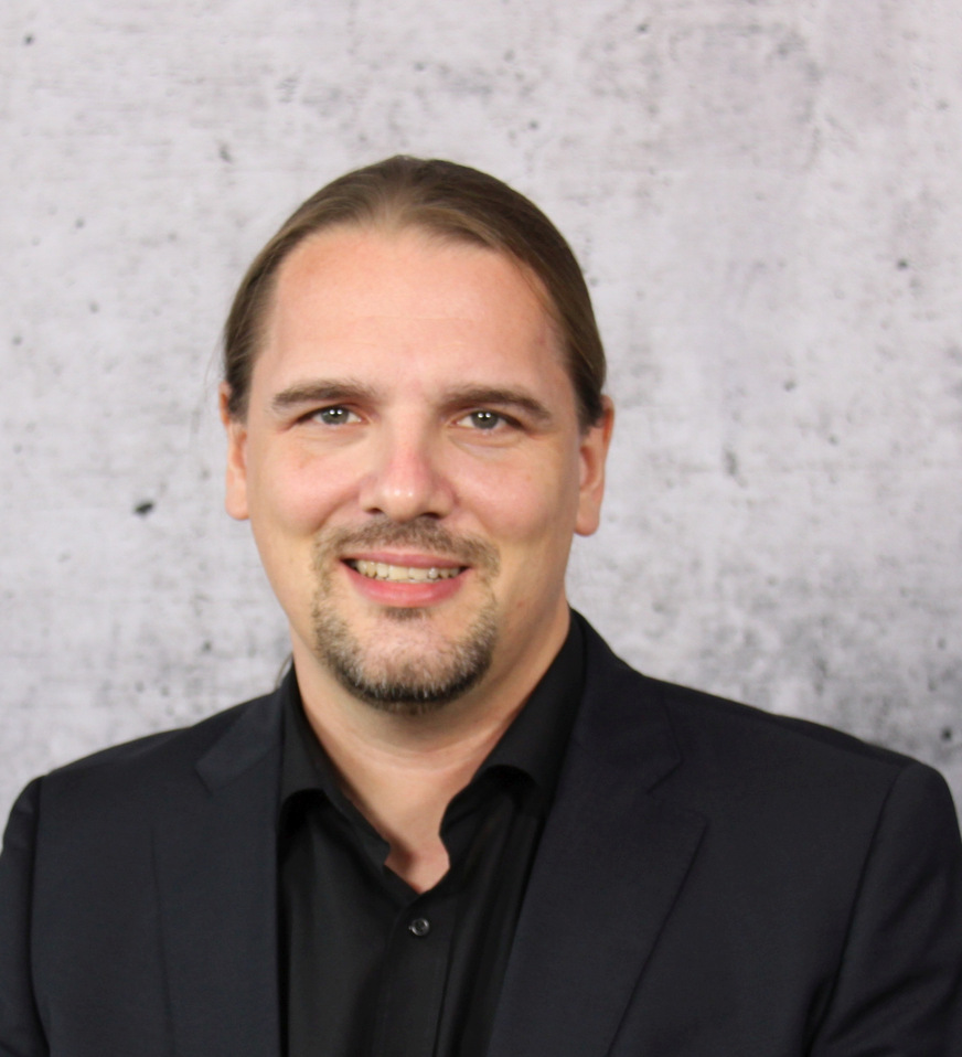 Michael Breckl-Stock, M.Eng., MBA ist seit 2021 Technischer Geschäftsführer des ift Rosenheim (CTO). Davor sammelte er umfangreiche Praxiserfahrungen als Prüfingenieur und Laborleiter für Fenster und Fassaden, Projektingenieur für Produktzertifizierungen sowie als Leiter des Produktmanagements. Er vertritt das ift Rosenheim in mehreren Normen- und Fachausschüssen im Bereich Bauwesen und im Bereich der persönlichen Schutzausrüstungen (PSA). Zudem ist er als Fachbegutachter für die Deutsche und Schweizerische Akkreditierungsstelle tätig.