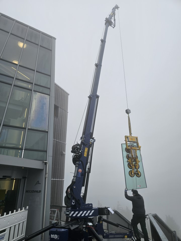 Schnelle Wetterumschwünge auf dem Brocken gestalteten die Montage der schweren Glaselemente teils schwierig.