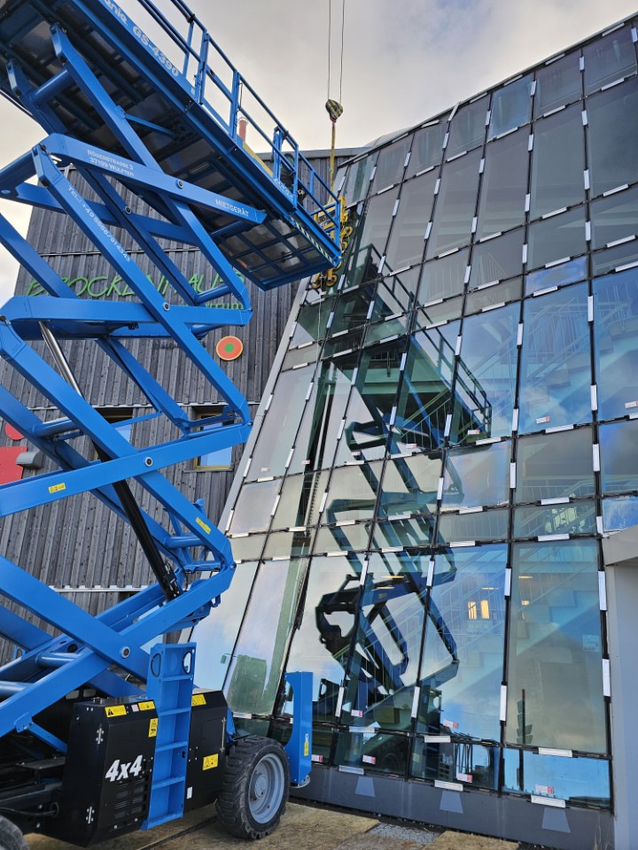 Reparaturen und Austausch der Isoliergläser für den Einsatz von aufwändiger Hebetechnik