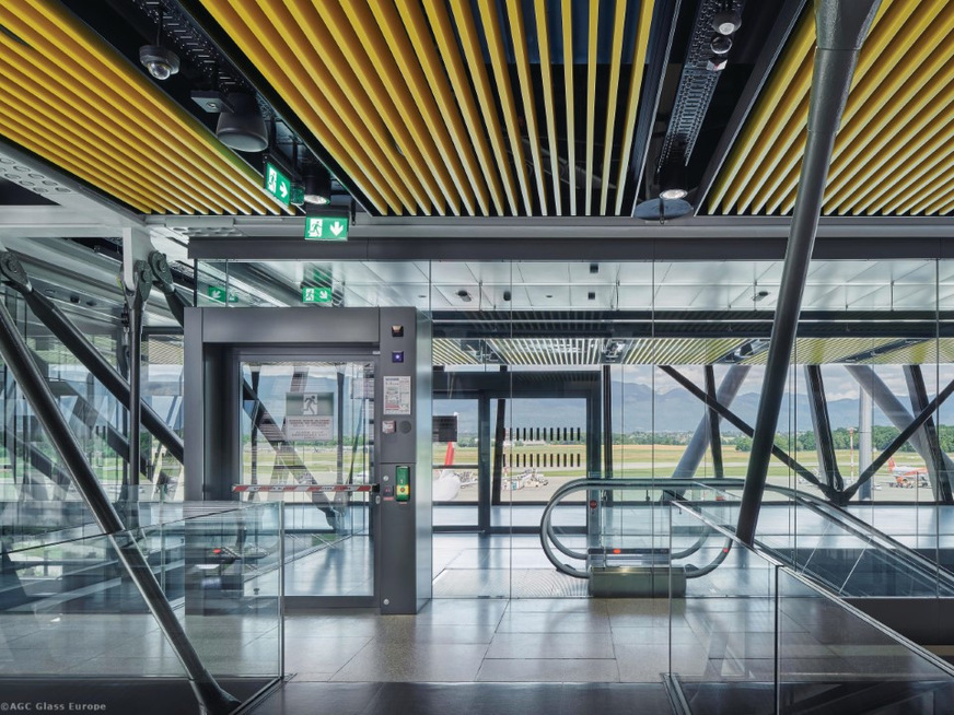 Pyrobel-T ist hochtransparent, gehärtet und in flexiblen Abmessungen bis zu 4,5 m Höhe und 2 m Breite verfügbar.