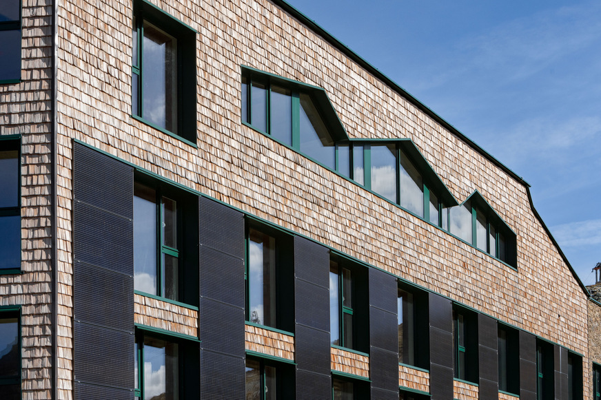 Für das Obergeschoss des Anbaus wurde das Fenstersystem heroal W 72 als Lösung mit abgeschrägten Profilen realisiert.