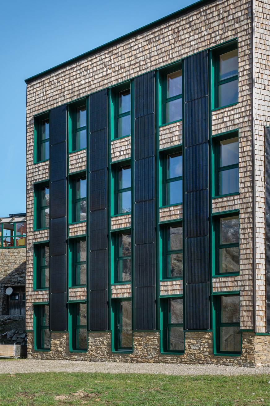 Die Farbgestaltung der Fenstersysteme heroal W 72 sowie der Türsysteme heroal D 72 erfolgte mithilfe der heroal hwr-Pulverbeschichtung.