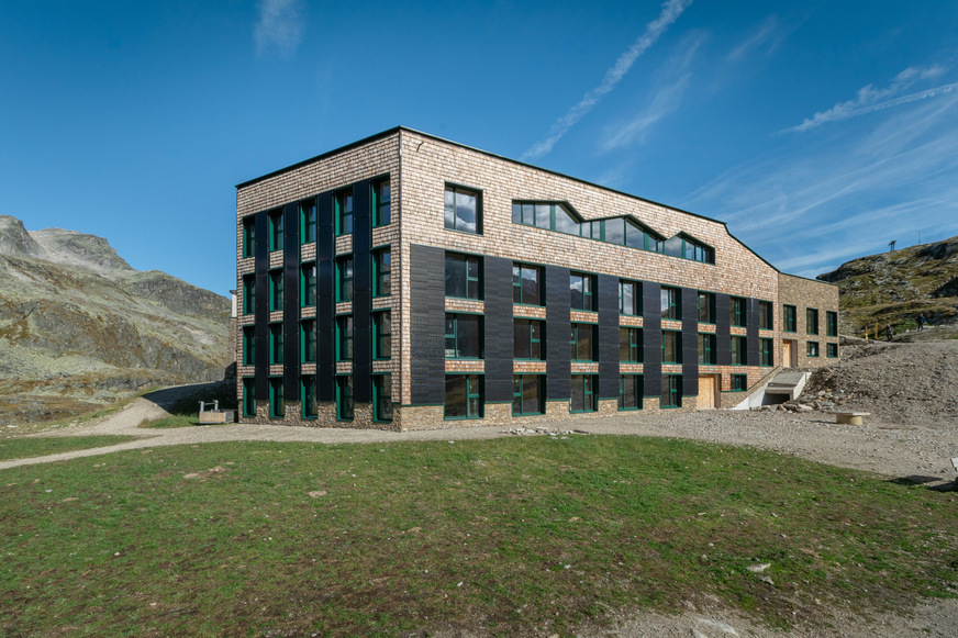 Mithilfe einer statischen Berechnung stellte der heroal Objektservice die Dichtigkeit der Fenster- und Türsysteme sicher, so dass keine kalte Höhenluft ins Innere eindringt.