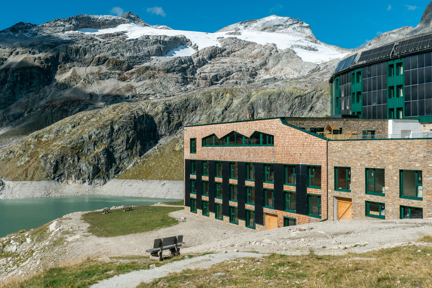Im Erweiterungsbau sorgen heroal Fenster- und Türsysteme mit ihrer hohen Dichtigkeit selbst bei starken Böen für Energieeffizienz und Behaglichkeit