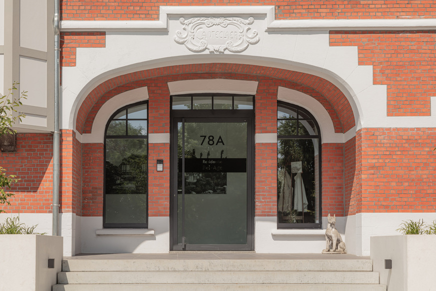 Deceuninck erweitert das erfolgreiche Profilsystem Elegant um einen neuen Haustürflügel mit ThermoFibra Glasfaser-Technologie.