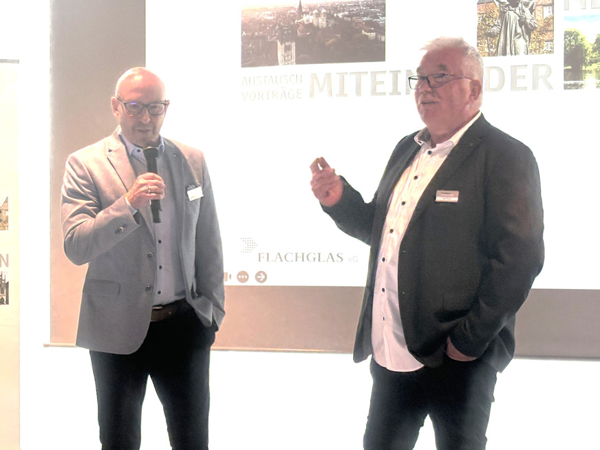 Unter viel Applaus wurde der Fassaden- und Architektenberater Lutz Krone (r.) in den Ruhestand verabschiedet.