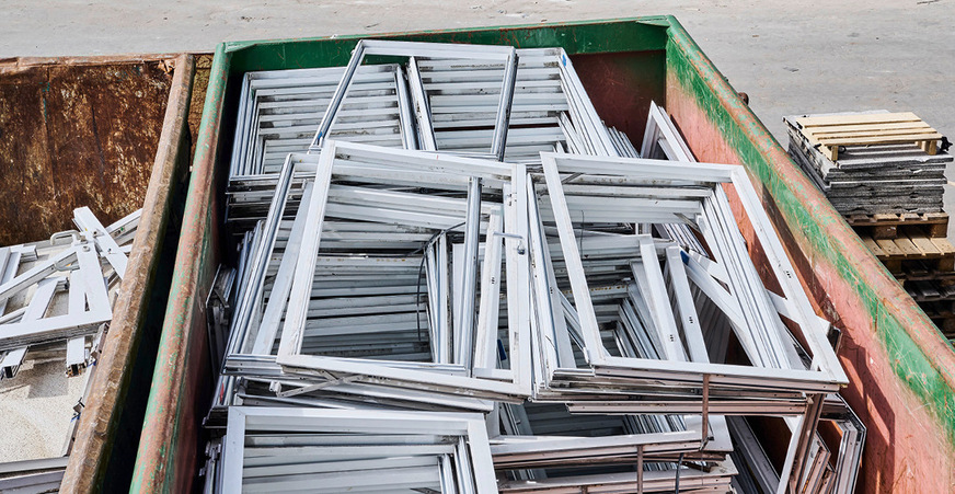 Auf der Baustelle werden die alten Bauelemente und Gläser sortenrein getrennt und gesammelt. Dafür werden die Komponenten direkt nach dem Ausbau getrennt.