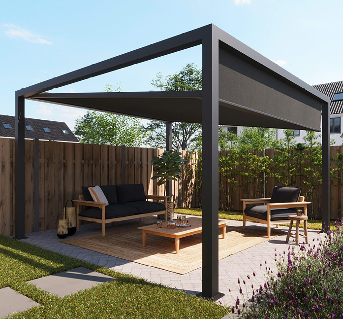 Ob an der Hauswand oder freistehend – das flache Stoffdache Qube Move mit kubischem Design lässt sich individuell positionieren und flexibel an unterschiedlichste Kundenwünsche anpassen.