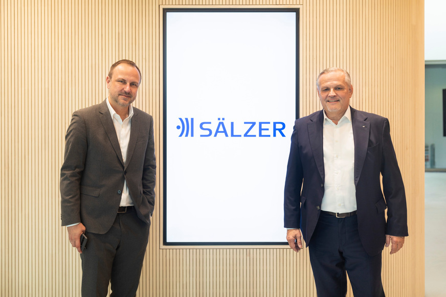 (v.l.) Prof. Dr. Peter R. Neumann, Professor für Sicherheitsstudien am King’s College London und Andreas Engelhardt, persönlich haftender Gesellschafter der Schüco International KG, im neuen Sälzer Kompetenzzentrum. Prof. Dr. Peter R. Neumann hielt bei der Eröffnung des Kompetenzzentrum und auf den Marburger Sicherheitstagen einen Vortrag über eine sich weltweit verändernde Sicherheitslage.