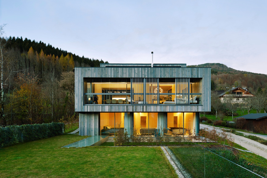 Für uneingeschränkte Ausblicke auf den See ist die Südseite des Gebäudes mit cero Schiebefenstern vollständig verglast.