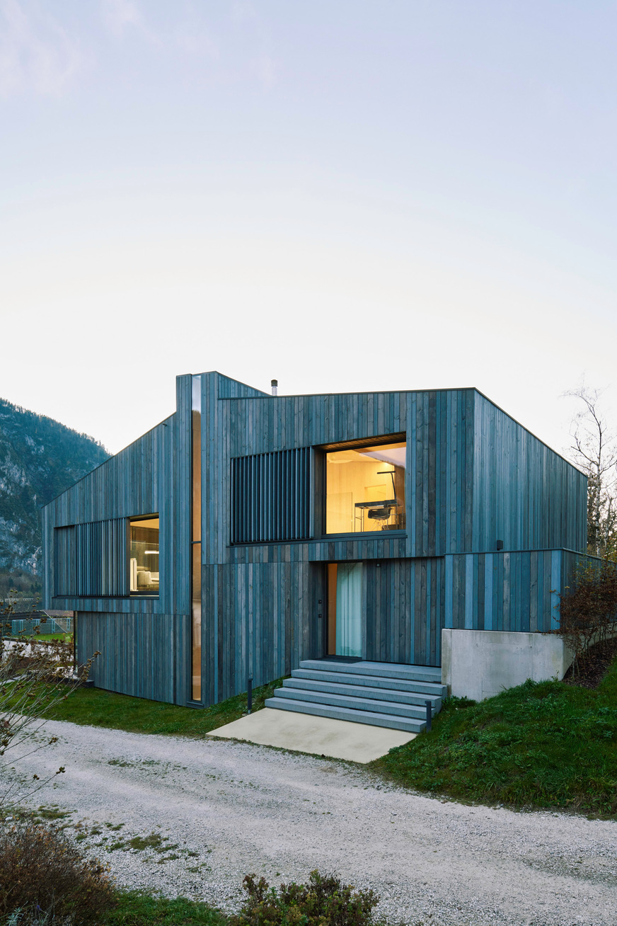 Auf der Ostseite befindet sich der Haupteingang, als Haustür dient ein cero Schiebefenster, das in eine Wandtasche einfährt und per Fingerprint-Scanner geöffnet und geschlossen wird.