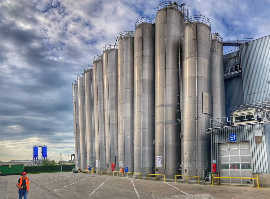 Große Silos im Recyclingwerk in B-Duiksmuide, in denen verschiedene Wertstoff-Qualitäten gelagert werden.