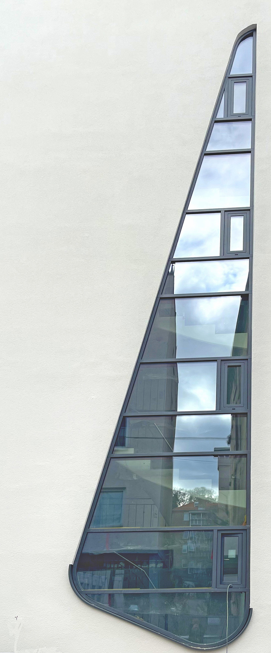 Die ungewöhnliche Pfosten-Riegellösung ermöglicht eine feldweise Entwässerung des Fassadenelements.