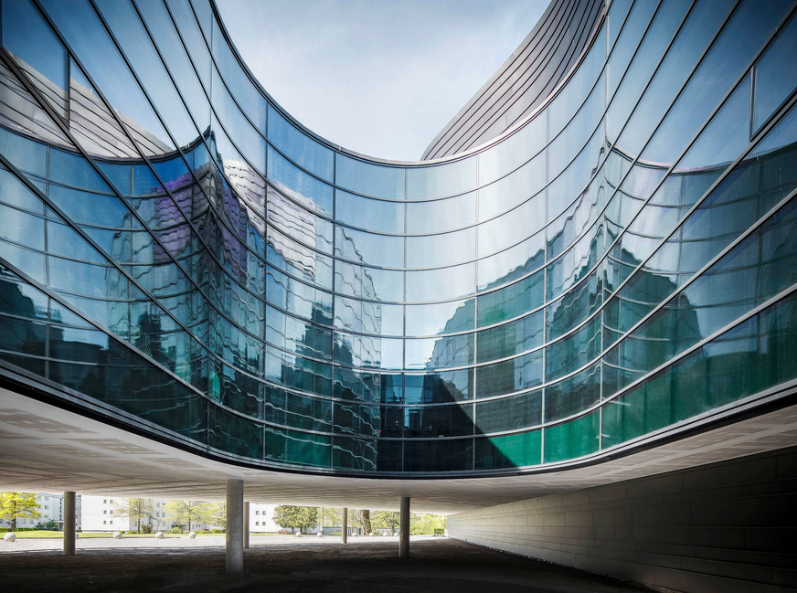 Die Glasfassade des Neubaus ist optisch sehr ansprechend.