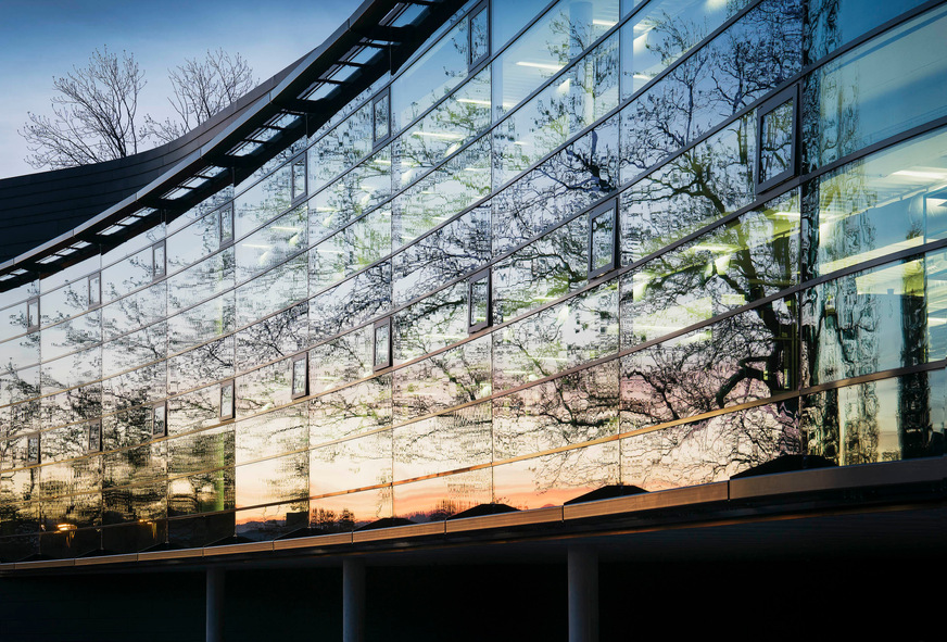Die Farbe der Fassadengläser gleicht sich in Teilen an die Glasfarbe eines Bestandsgebäudes an, weshalb verschiedene Glasfarben verwendet wurden.