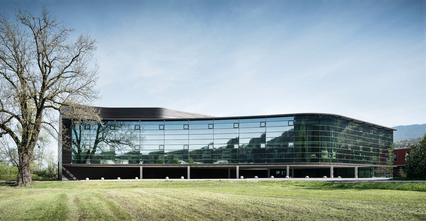 Der Neubau nimmt weitestgehend die Konturen des Grundstücks auf. Dadurch ist die Fassade in manchen Bereichen geschwungen.