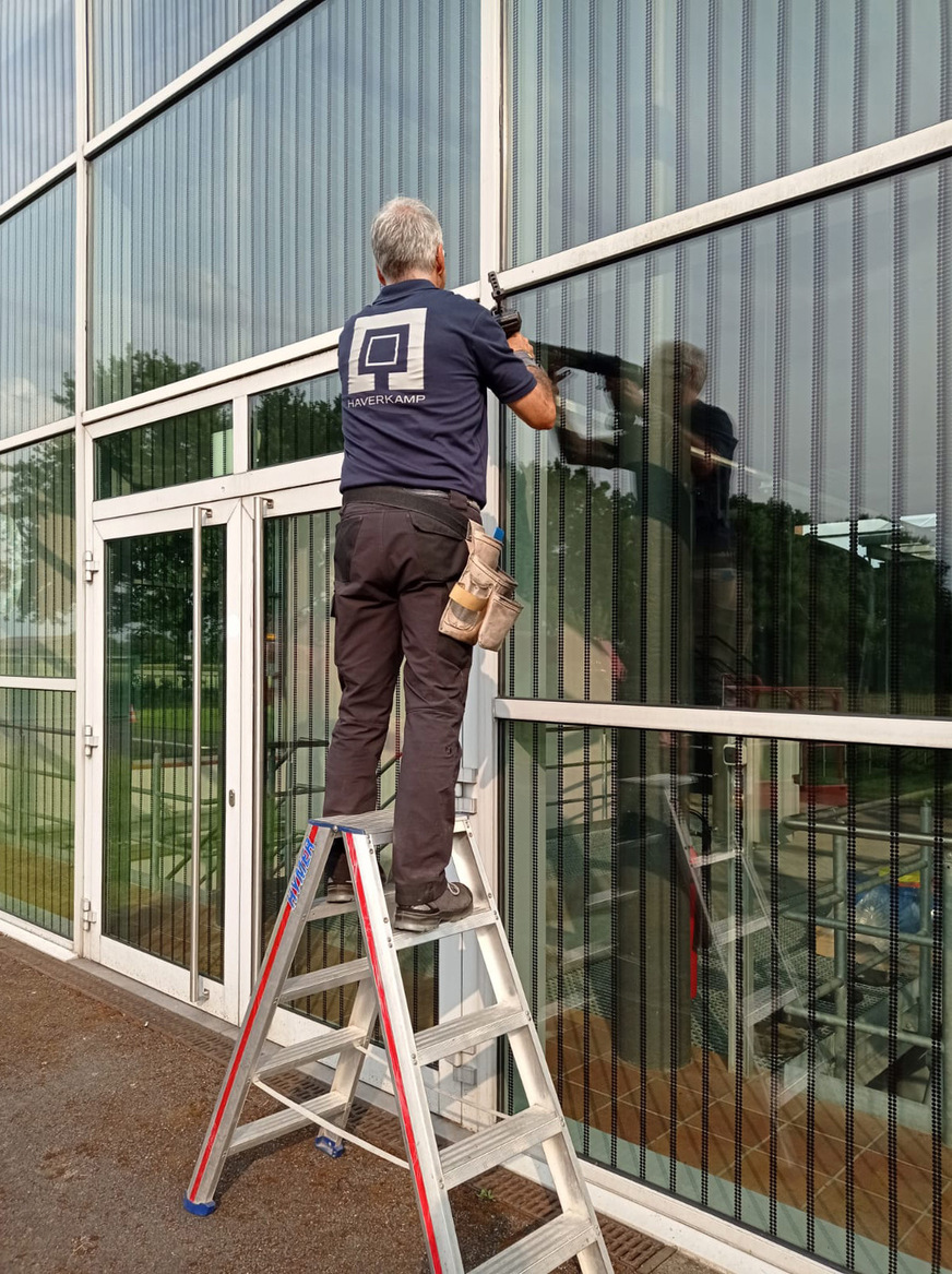 Folienhersteller Haverkamp arbeitet mit einem Folienlaminat. Während des Produktionsprozesses wird der Druck des Musters in das Laminat eingebettet und ist so vor Witterungseinflüssen geschützt.