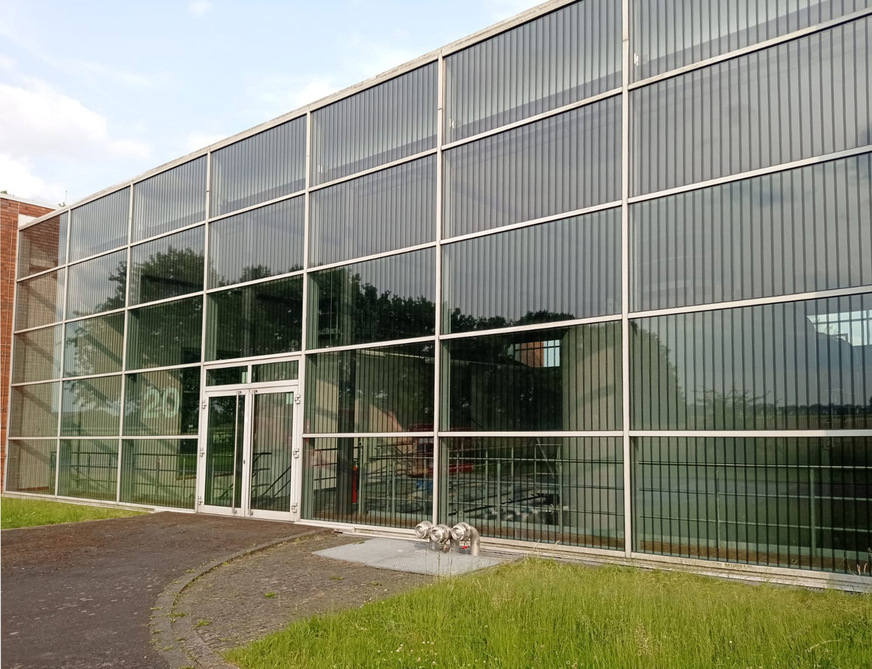 Die Glasfassade des Wasserwerks der RheinEnergie AG ist jetzt mit der Haverkamp Vogelschutzfolie birdsafe ausgestattet.