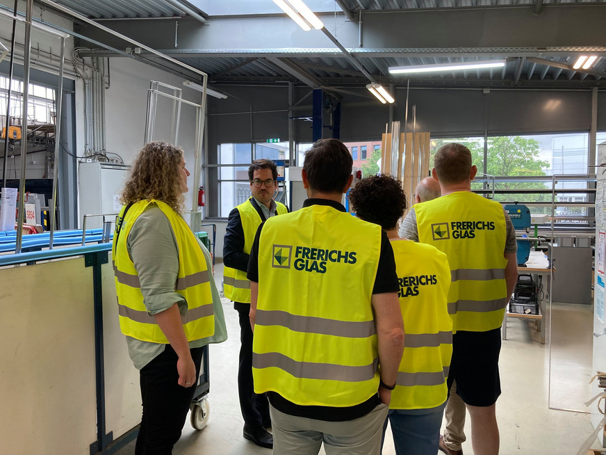 Beim Werksrundgang durch die Fertigung von Frerichs Glas gab es Einblicke in moderne Prozesse und digitale Qualitätsstandards.