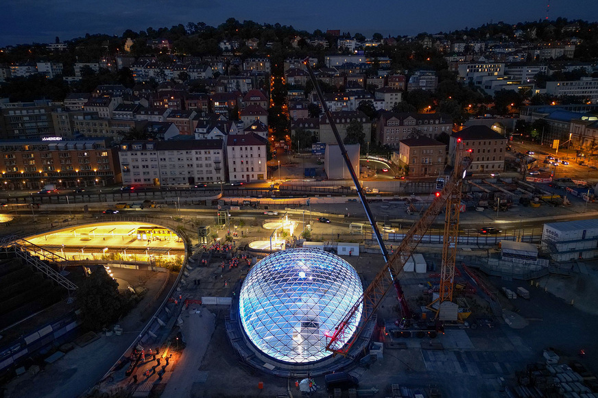 seele hat nach 27 Lichtaugen auch das erste Eingangsportal zur Bahnsteighalle des künftigen Stuttgarter Hauptbahnhofs fertiggestellt.