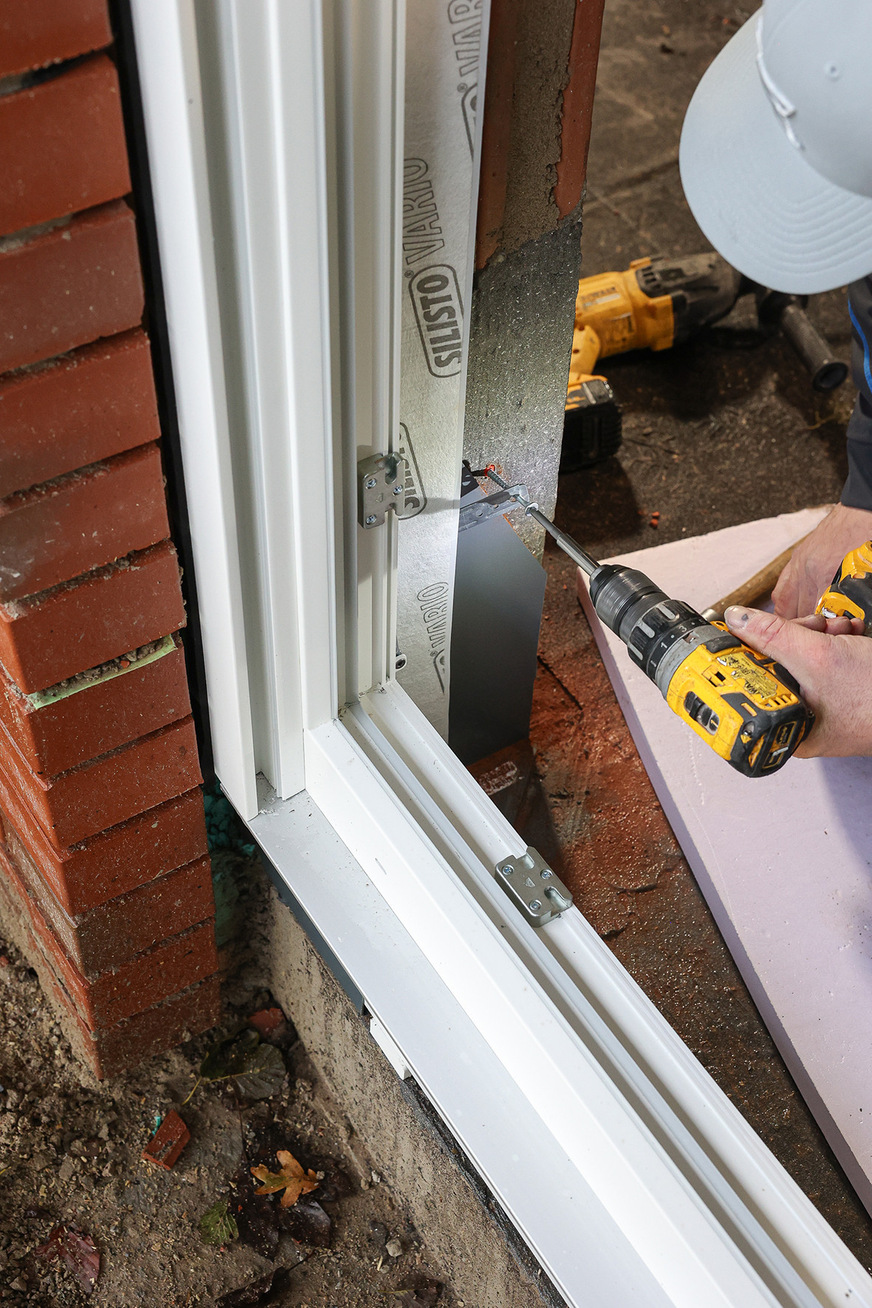 Seitliche Befestigung des Fensters