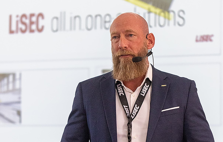 Michael Palmanshofer beim Vortrag zur Anlagenplanung in der Flachglasindustrie