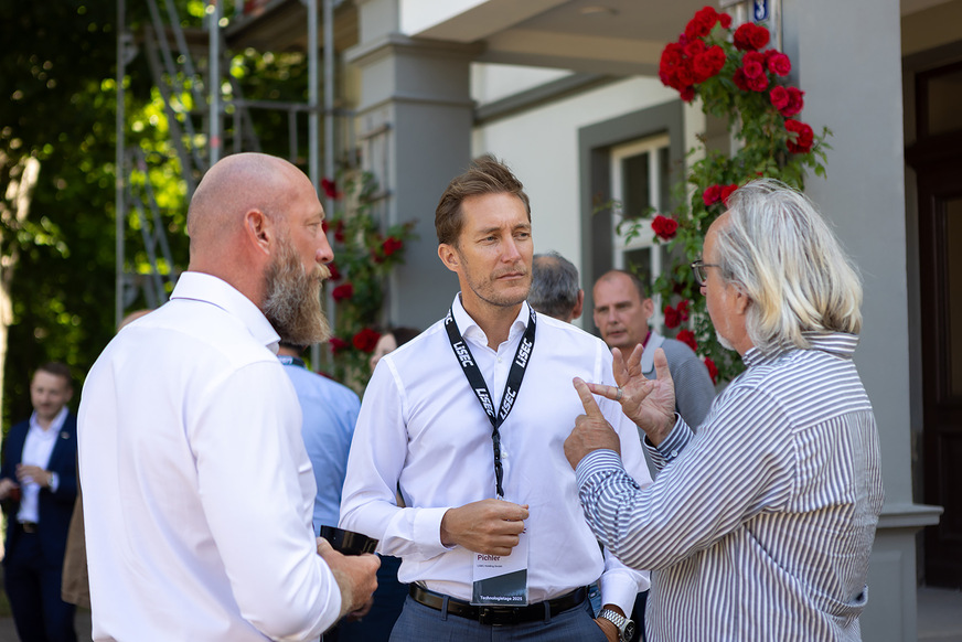 CFO Oliver Pichler (Mitte) im Gespräch mit den Besuchern