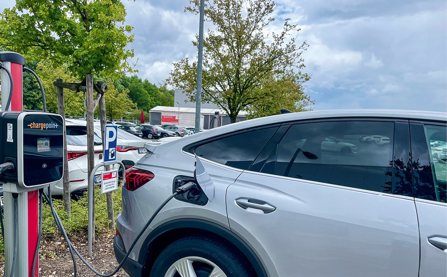 Wallboxen für die Mitarbeiter und Gäste stehen auf dem Warema Betriebsgelände, und auch bei den Mitarbeitern zu Hause zur Verfügung stellen.