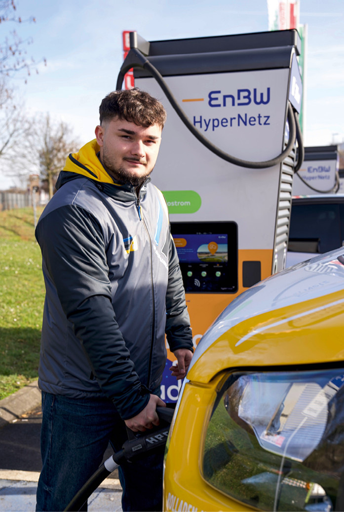 Wenn es in ­seltenen Fällen mal not­wendig ist, lädt ­David Urban auch mal an der HPC-­Säule. Gut geplant lässt sich das mit der ­Pause kombinieren, so dass kein Zeitverlust entsteht.