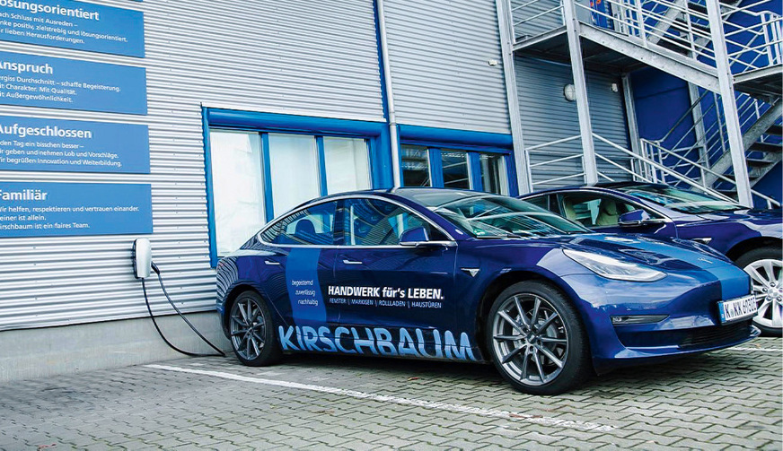 Vom Vertrieb bis zur Montage wird bei Kirschbaum mit 18 Fahrzeugen zu einem großen Teil elektrisch gefahren. Zwei PV-Anlagen sorgen für den Strom.