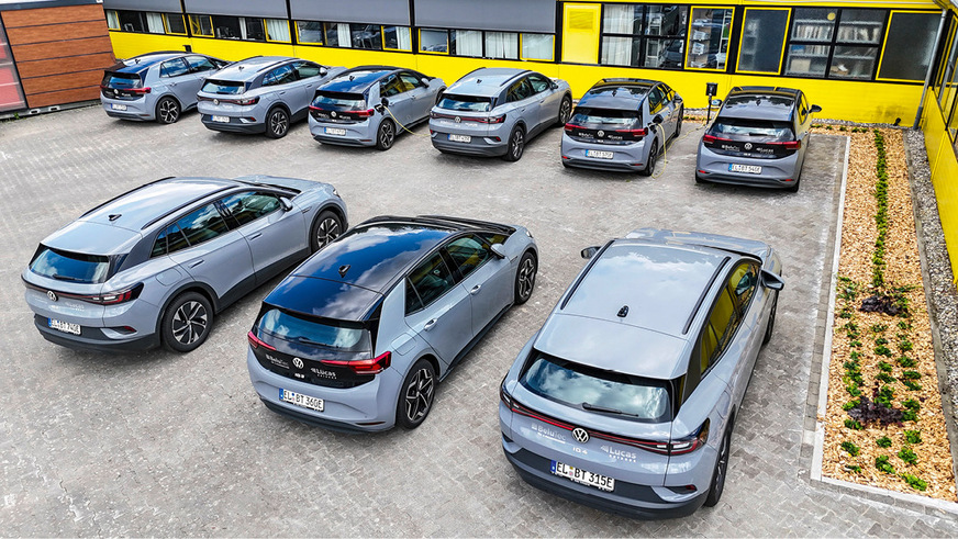 Insgesamt 16 VW ID’s gehören zum Fuhrpark der BeluTec Gruppe, der weiter ausgebaut werden soll. Der Strom steht über eigene PV Module zur Verfügung.