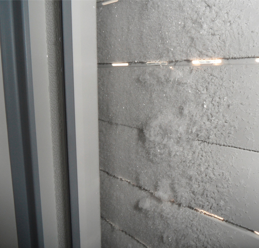 Befindet sich vor dem Falzlüfter ein geschlossener Rollladen und wird bei Überdruck die Luft ausgeleitet, so entsteht Kondensat bzw. Eis am geschlossenen Rollladenpanzer.