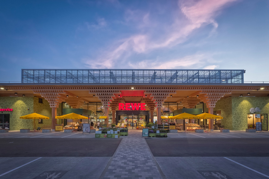 Das Variolux Glashaussystem ermöglicht lichtdurchflutete Dachkonstruktionen für nachhaltige Green Farming-Konzepte – hier bei einem REWE Markt.